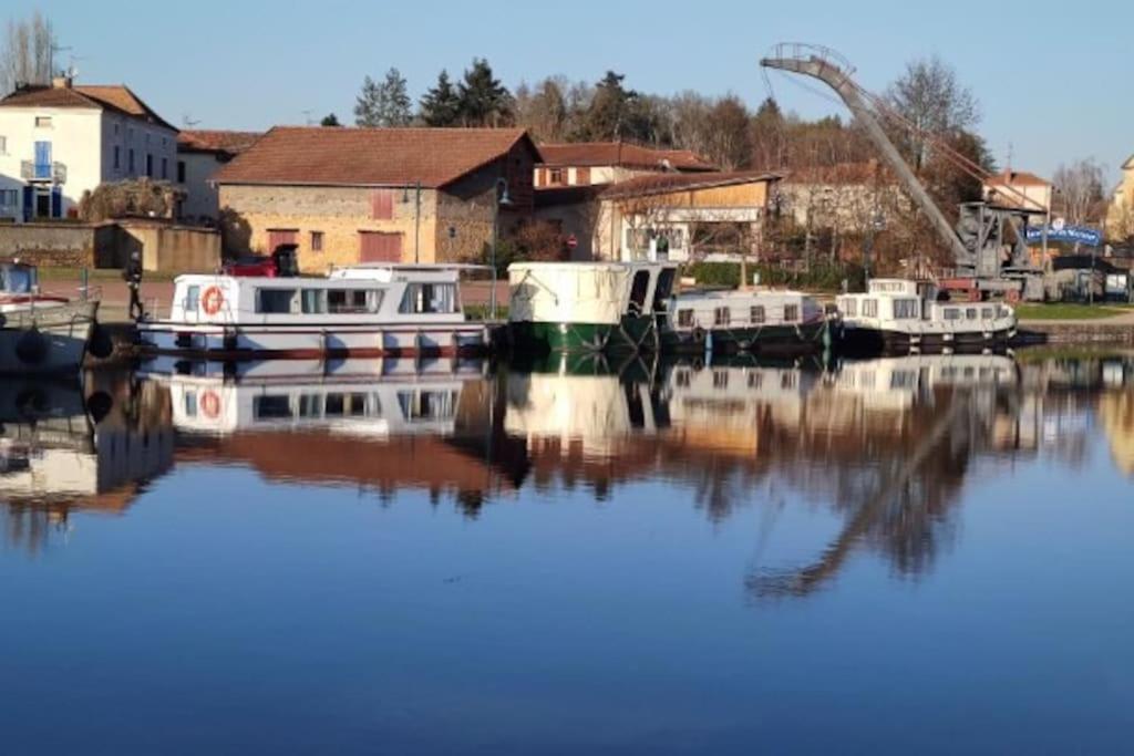 Libellule Peniche Nuit Insolite Briennon Bagian luar foto